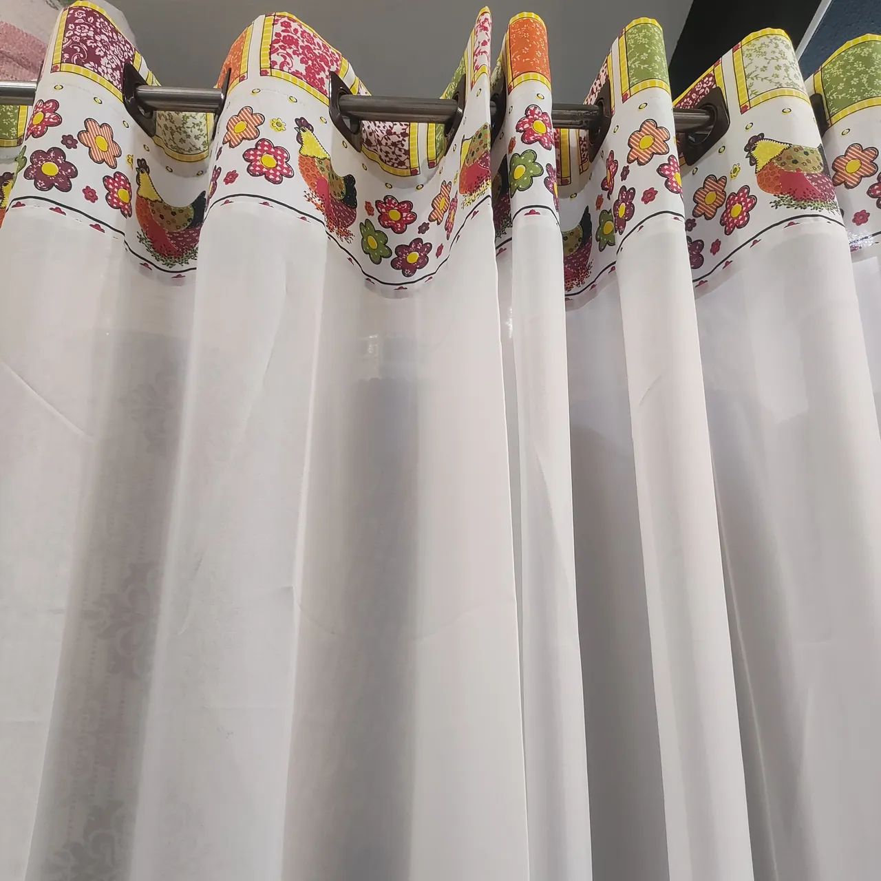 Cortinas de tecido branco com detalhes florais  2,00 x 1,70 - Foto 2