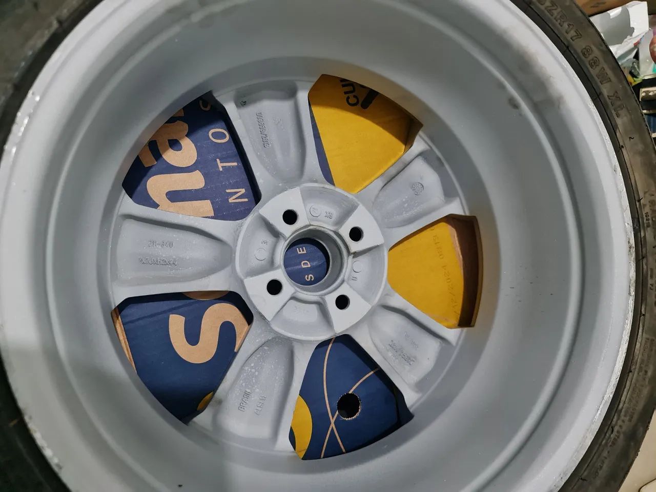 Aro 17 com pneus 205 45 / 17 - Foto 5