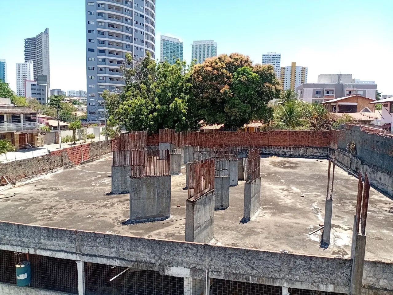 Vendo terreno em ótima localização,  Ponta Negra,  350 m. da praia,Aceito permuta 