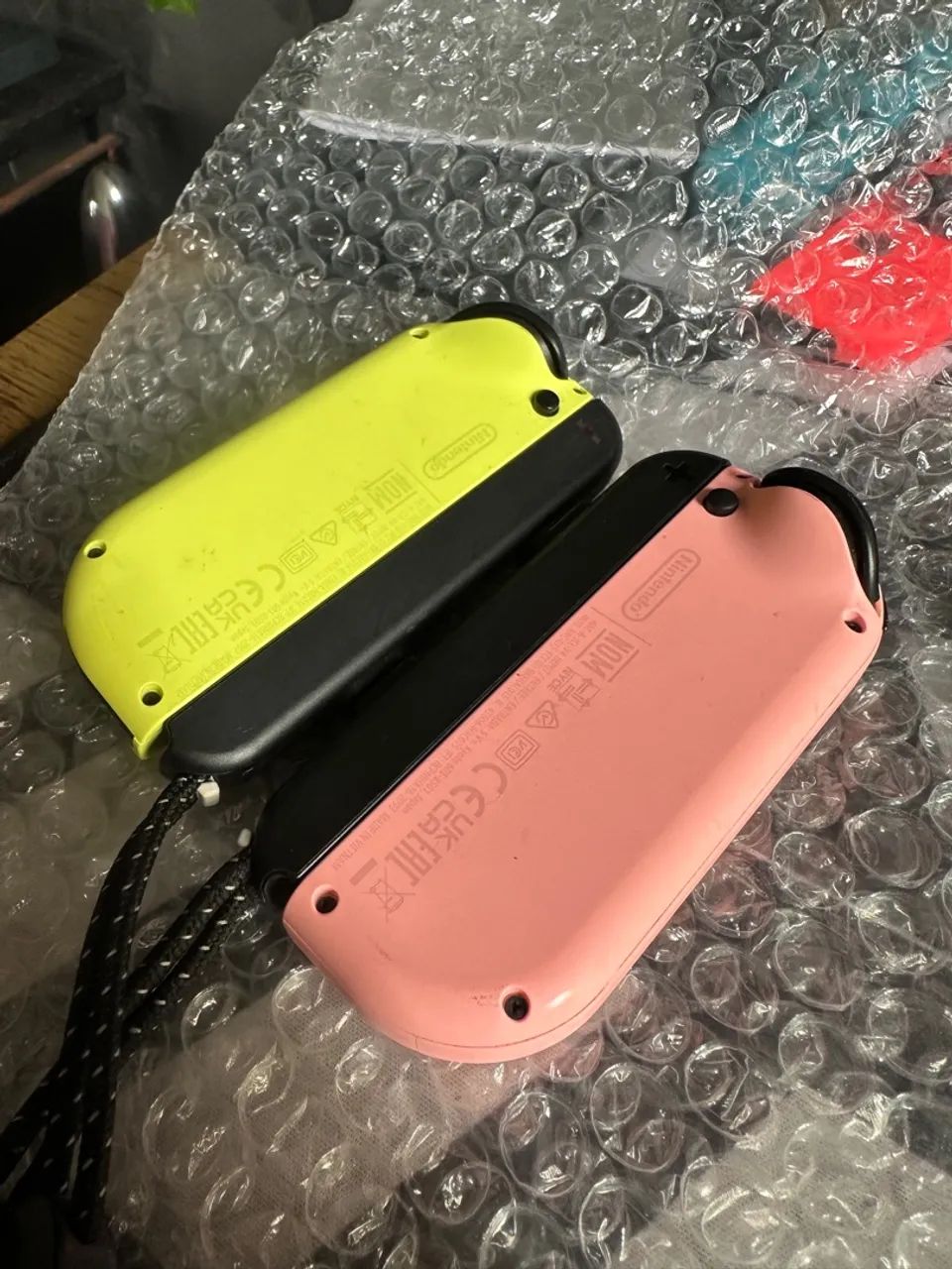 Controles Nintendo Switch - Joy Cons Rosa e Amarelo Originais - Foto 2