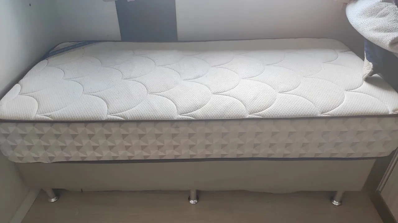 Cama solteiro com colchão super confortável!!