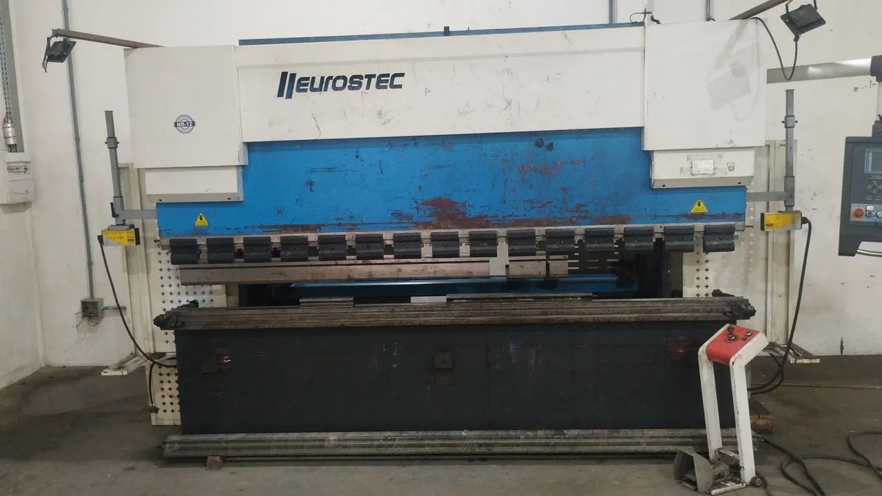 Dobradeira CN 135t + ferramentas 