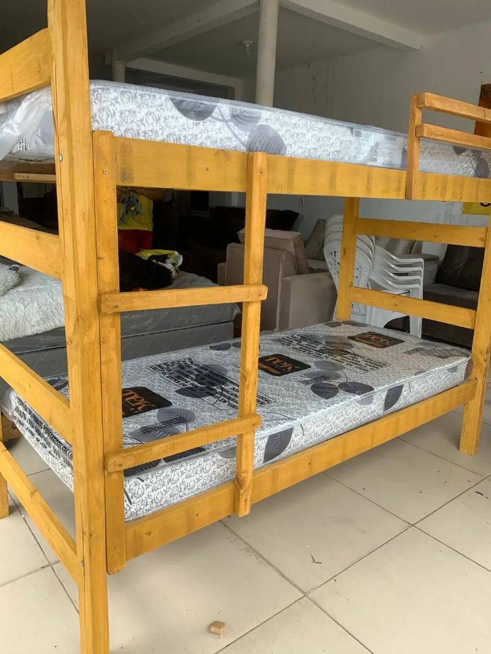 Beliche de madeira nova com 2 colchões incluso!