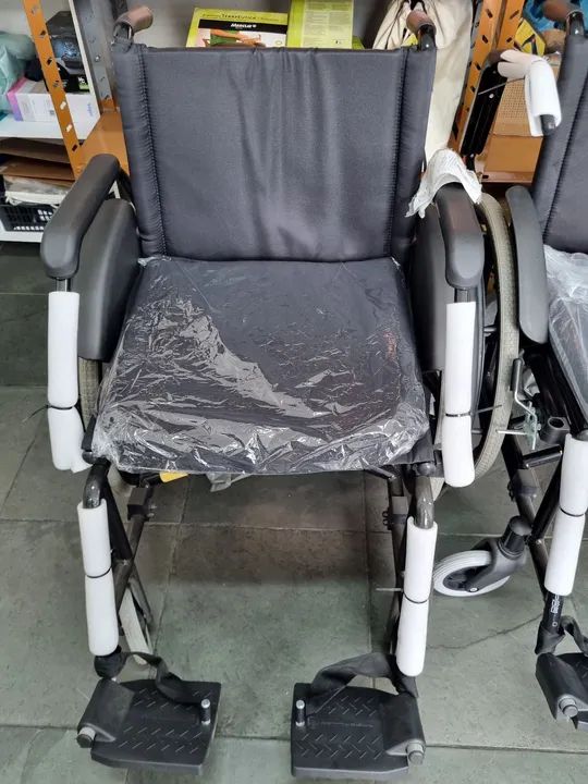 Cadeira de rodas dobrável em ótimo estado