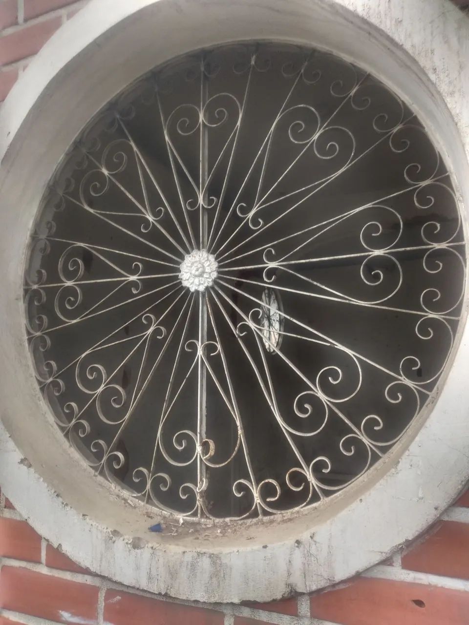 Janela de ferro com design clássico