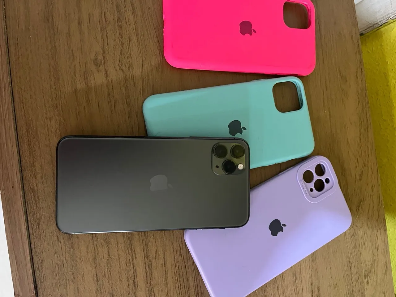 iPhone 11 Pro Max, em estado de novo, sem nenhuma marca de uso, bateria 100%.