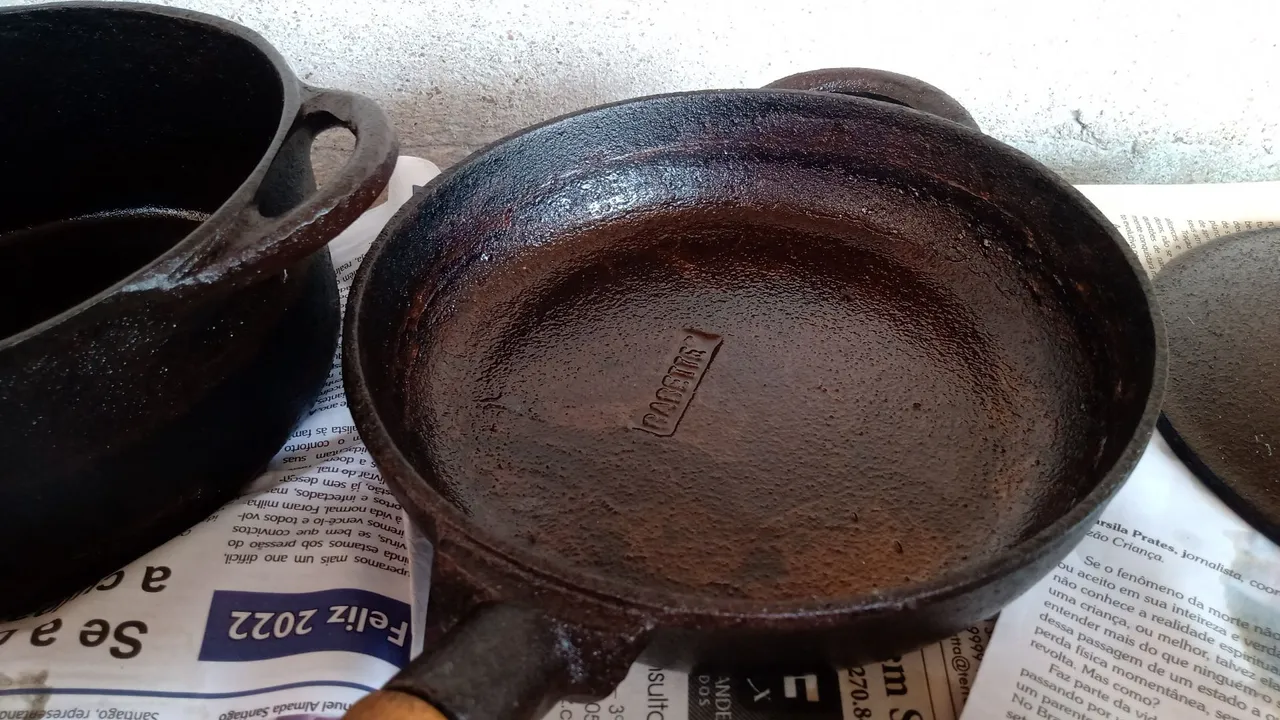 Conjunto de panelas e frigideiras de ferro fundido