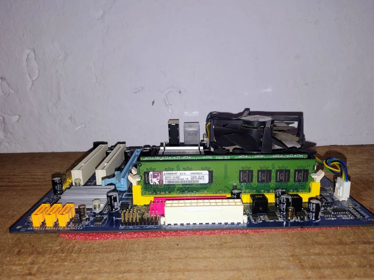 Placa mãe Gigabyte GA-945GCM-S2C + CPU + RAM - Foto 3