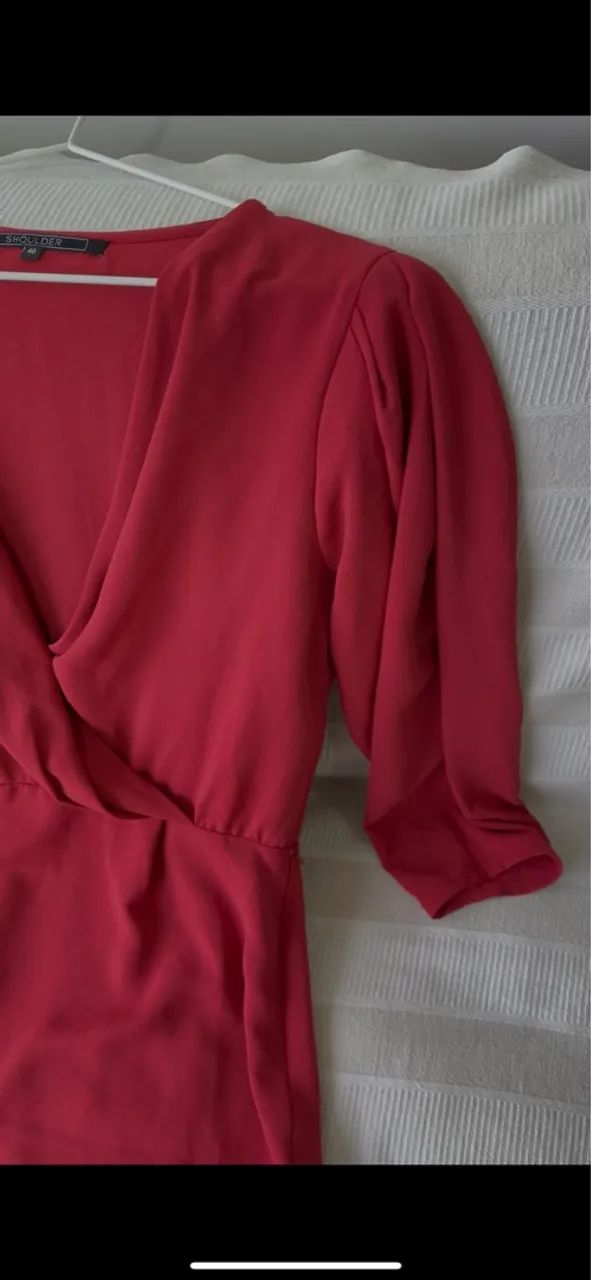 Vestido vermelho justo com decote em V e manga 3/4 da Shoulder - Foto 3