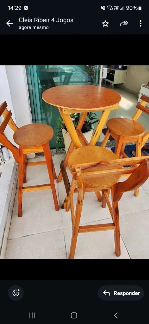 Conjunto de mesa e cadeiras de madeira
