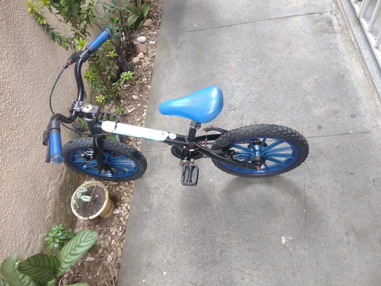 Bicicleta Infantil com Rodas Azuis - Foto 2
