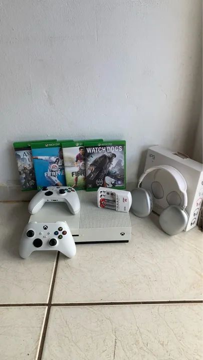 Xbox One + 3 jogos + controles + headset