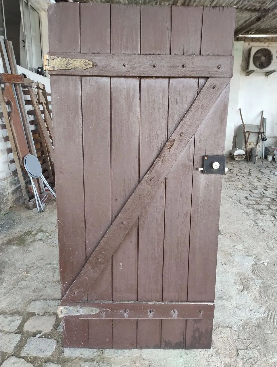 Portão em madeira ipê medindo , 1,58 altura x 0,80 largura. Com fechadura de sobre por pad - Foto 2