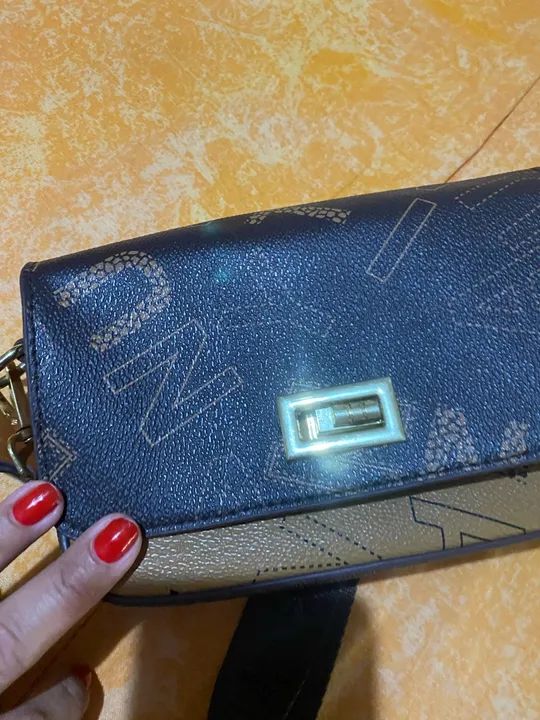 Bolsa de Ombro Marrom com Detalhes em Dourado - Foto 3