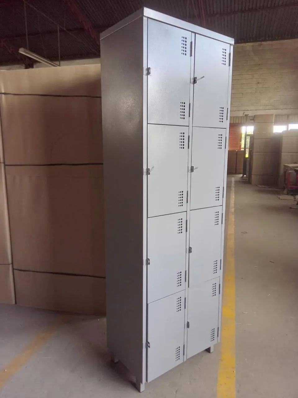 Guarda volume com 8 portas 