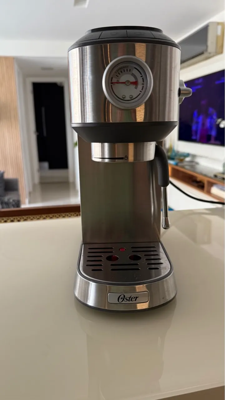 Cafeteira Espresso Oster compacta