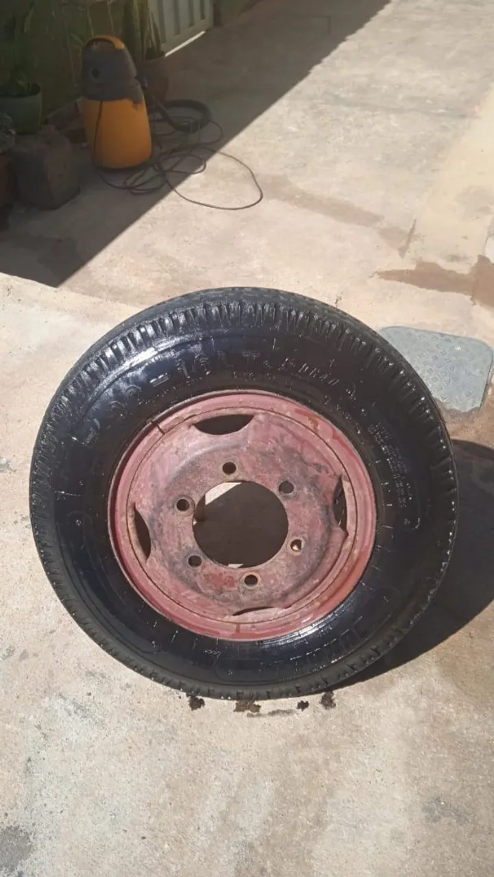Roda de caminhão com pneu