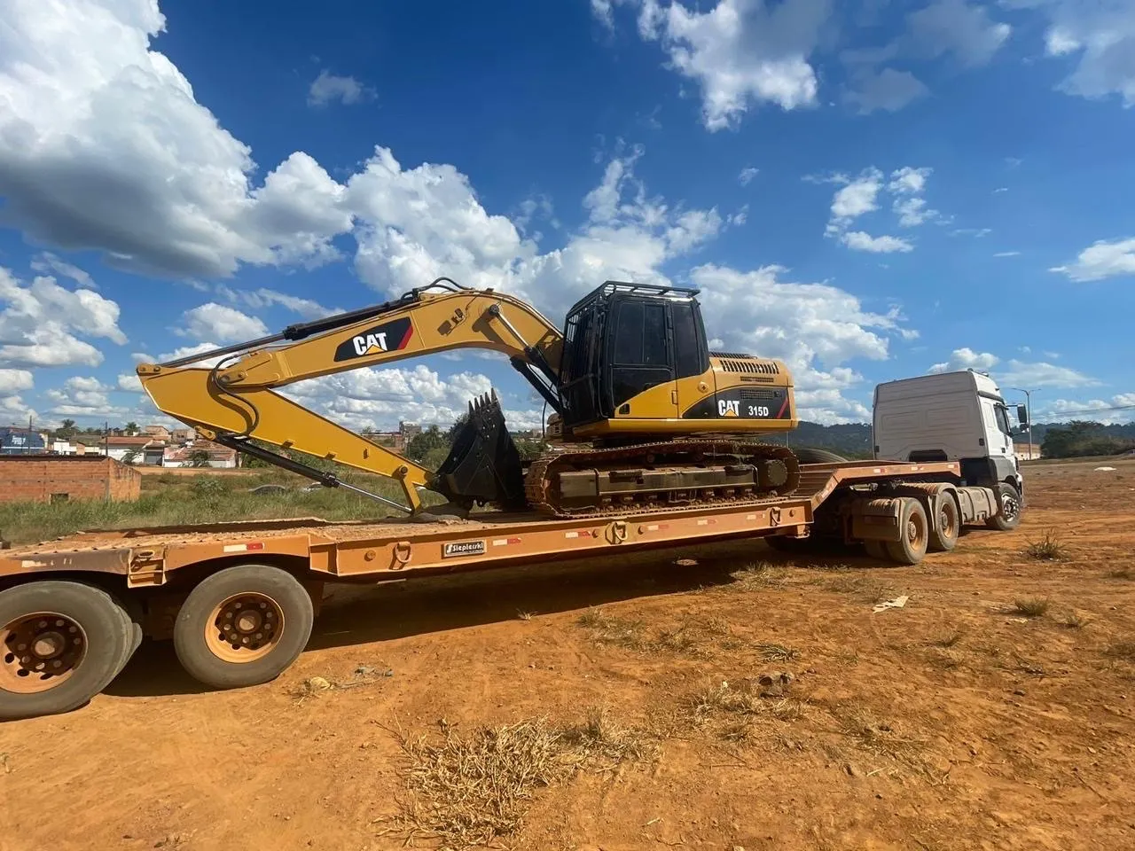 Escavadeira Caterpillar 315D - Transporte Seguro