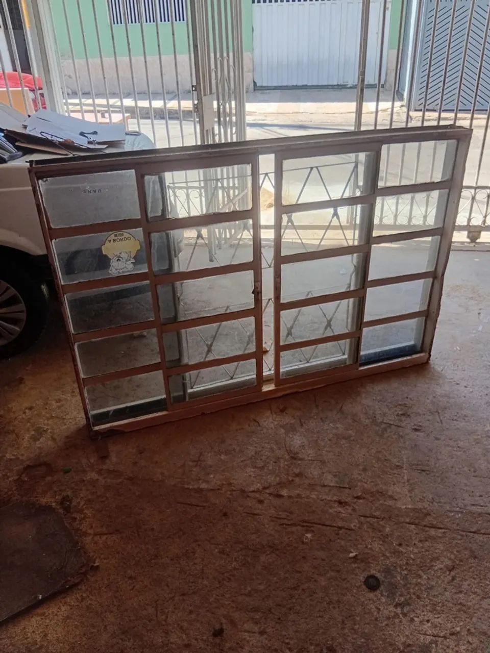 Janela com vidros e grade - Foto 5