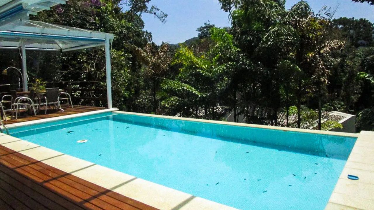 Casa com piscina à venda no condomínio Iporanga em Guarujá.