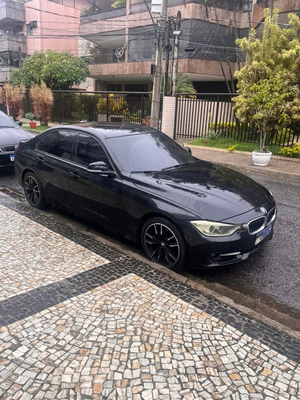 BMW 320i - Preta 