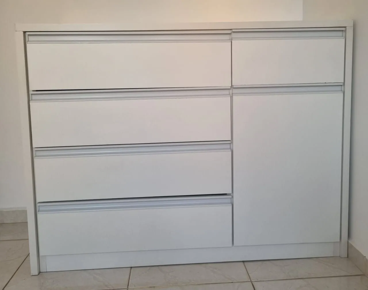 Cômoda branca com gavetas