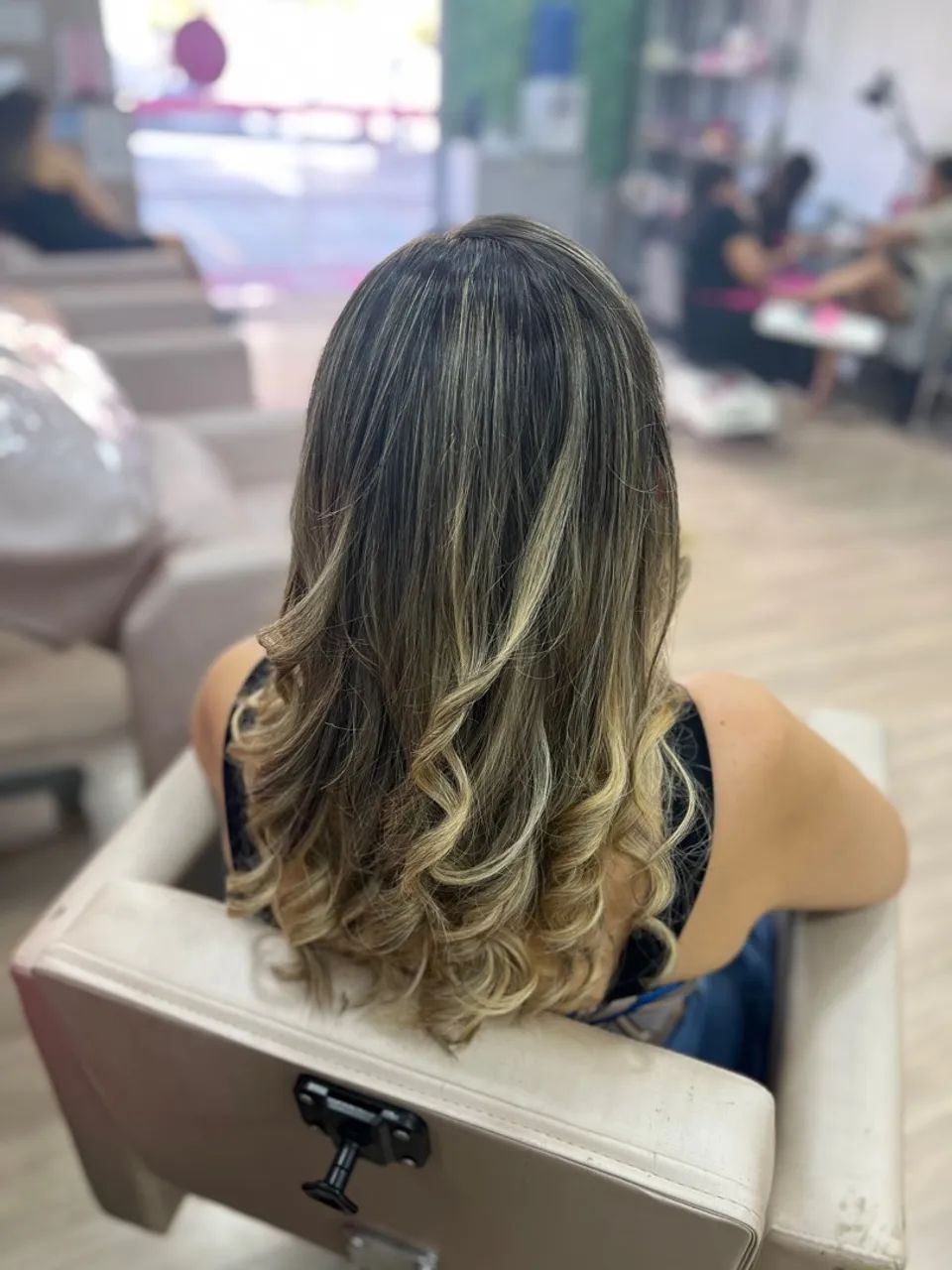 Vaga para Manicure que seja Escovista .