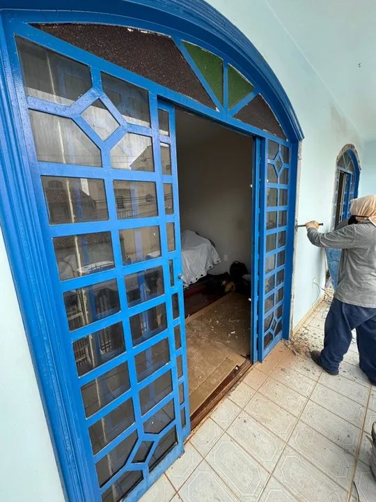 Vendo portas e janelas em aço e vidros em padrão colonial 