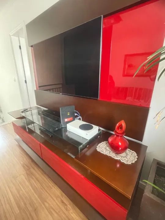 Rack com painel de madeira maciça. Vermelho e imbuia - Foto 2