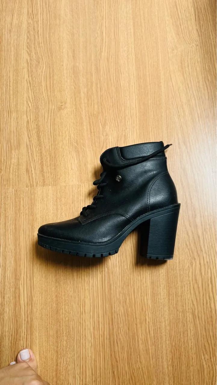 Bota Preta de Salto Tratorado