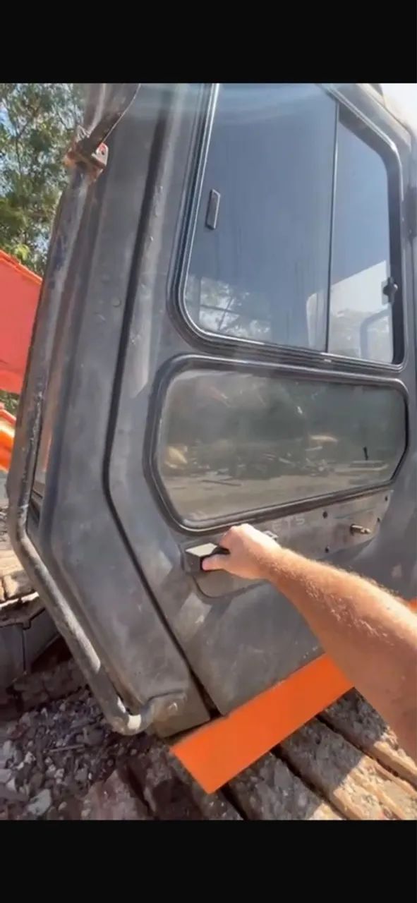 Escavadeira FH 200 -ano 2000- Máquina para Construção - Foto 5