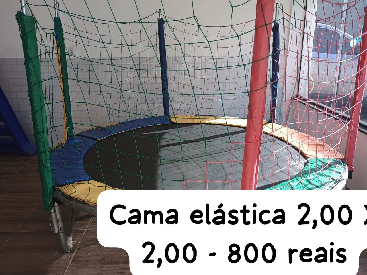 Cama elástica e escorregador