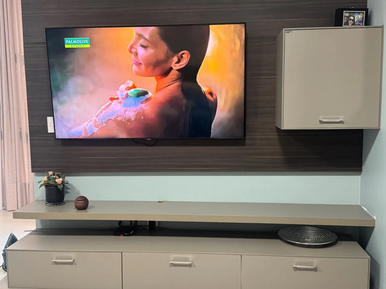Rack para TV com painel e armário suspenso, painel de cama e 2 criados