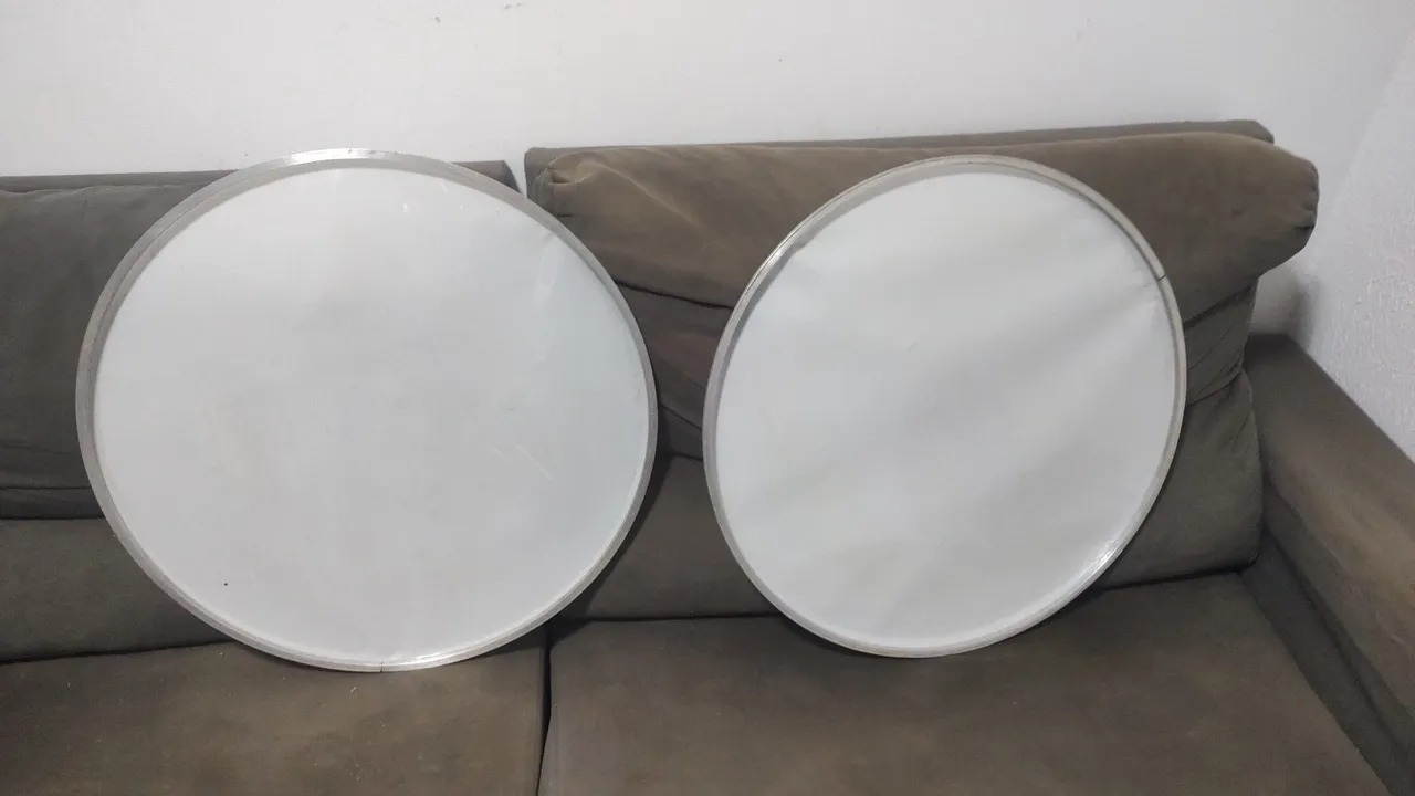 Duas telas para caixa acústica