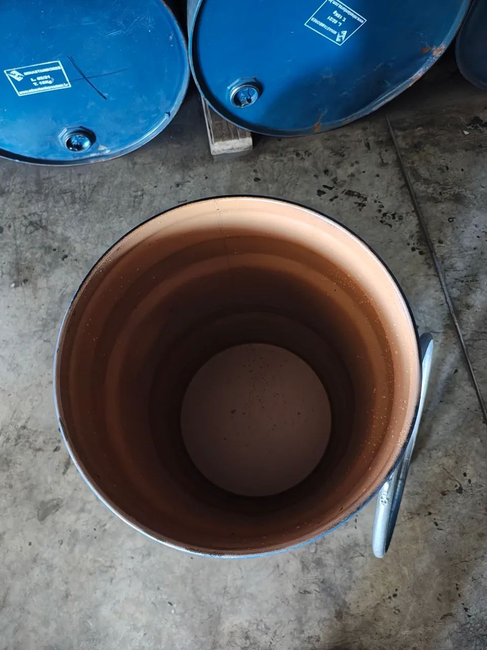 Tambor de ferro de 50 litros com tampa e aro  - Foto 2
