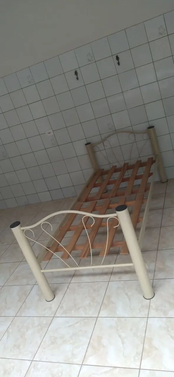 Vendo uma cama de solteiro 64962121464579124