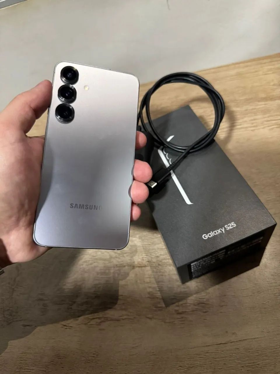 SAMSUNG GALAXY S25 256GB (4 meses de uso, sem detalhes
