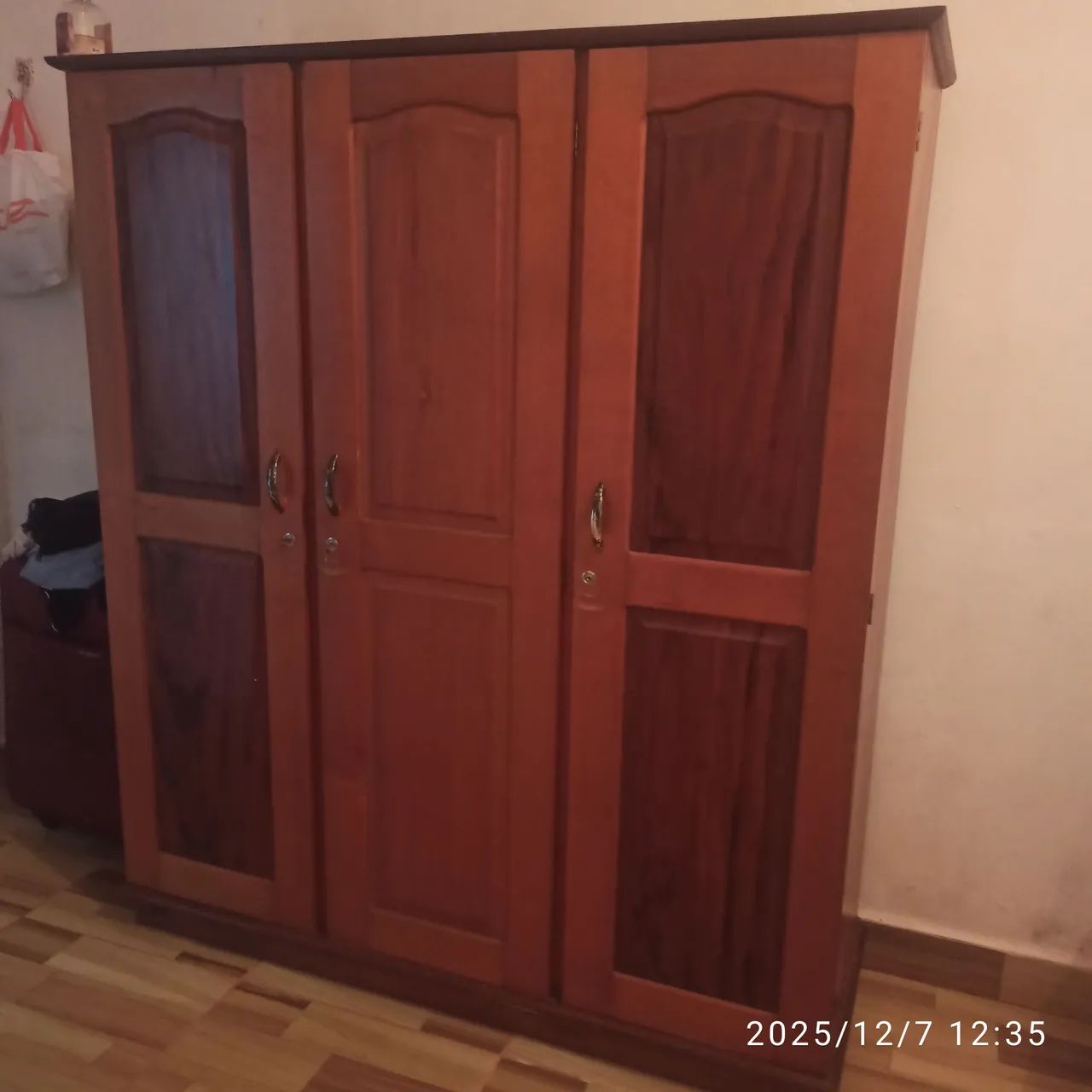 Guarda roupa de madeira 