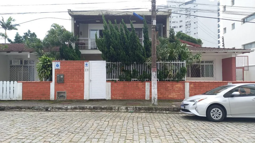 Sobrado em Piçarras com 200m² à uma quadra da praia e totalmente mobiliado, com 4 dormitór