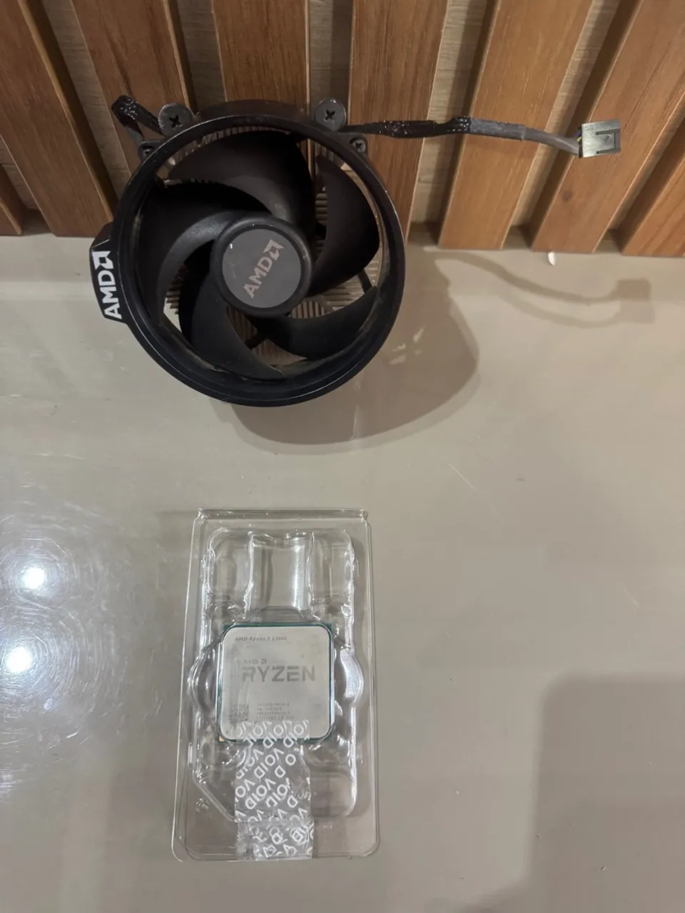 Processador AMD Ryzen 3 2200G com Cooler Box - Em 6x sem juros