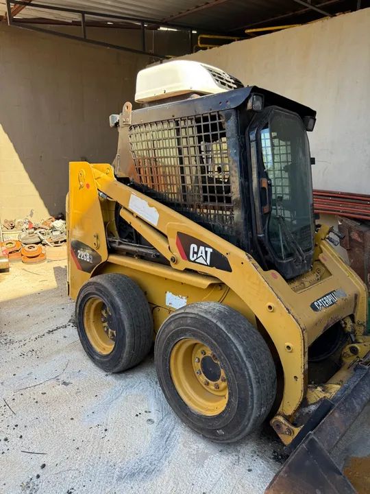 Bobcat Caterpillar 226B - Usado em excelente estado