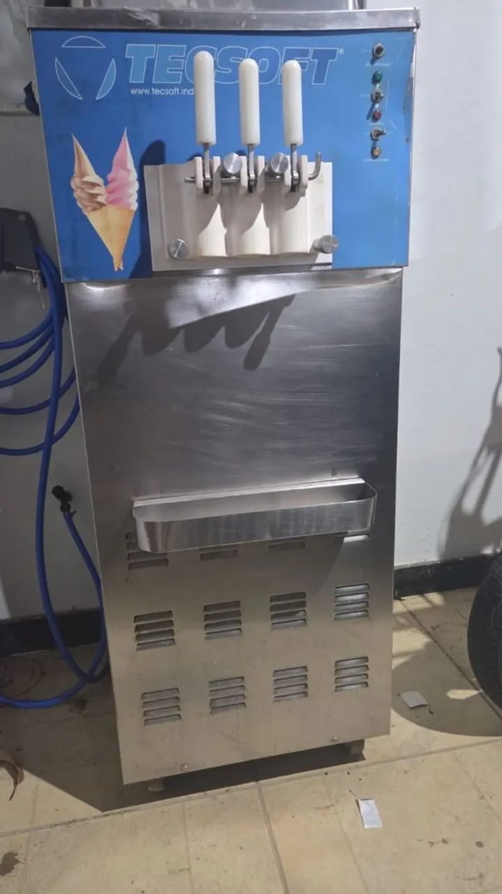 Vende se máquina de sorvete expresso.