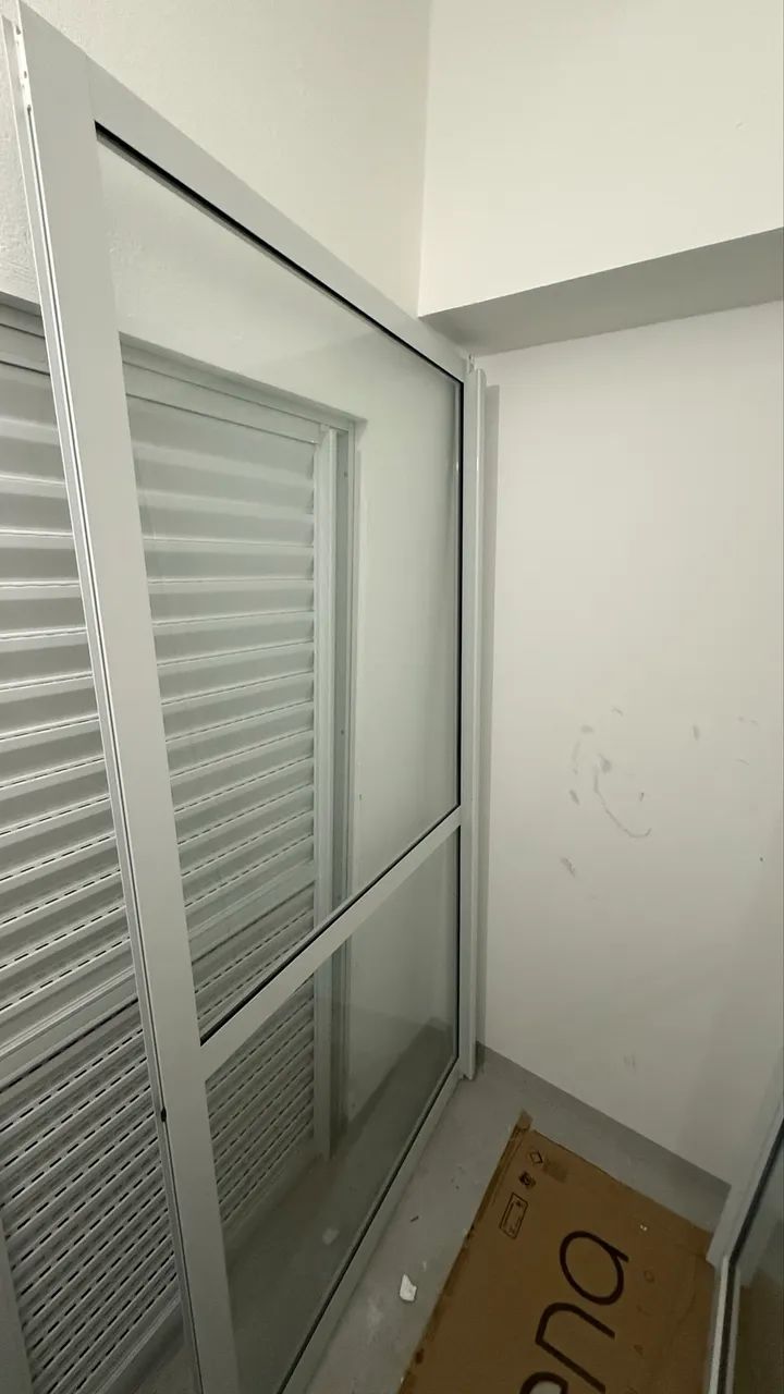 Uma porta de vidro de sacada 