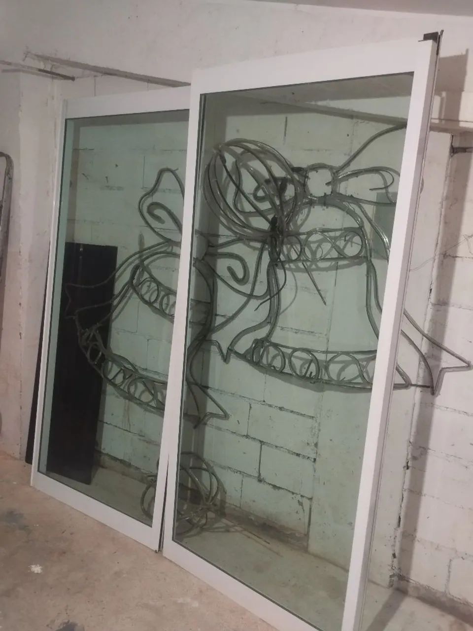 Vendo porta com esquadria 222 por 176<br>222 altura <br>198 largura<br>222 altura <br>198 largura - Foto 2