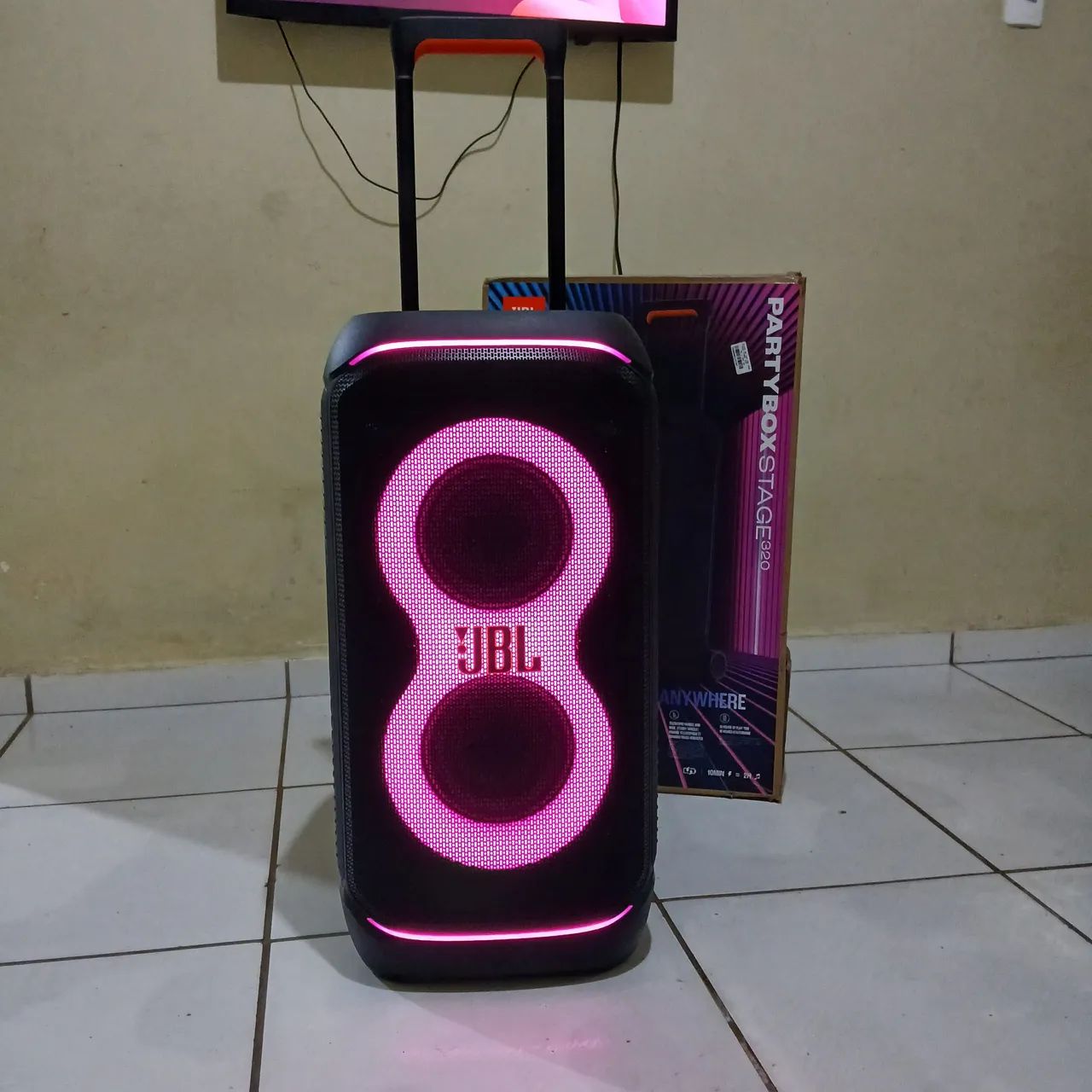 Jbl partybox 320 ótimo custo benefício. 