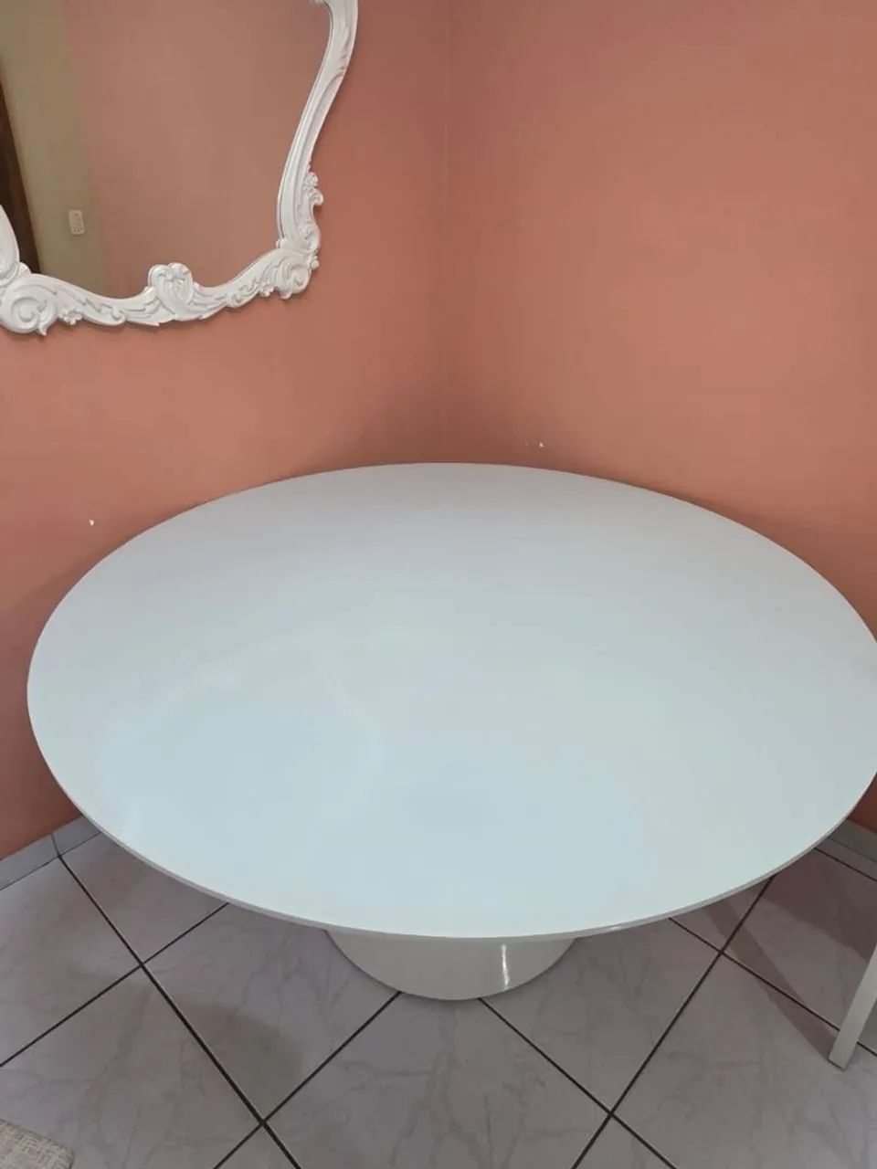 Mesa de jantar redonda em laca branca e base em cone - Foto 2