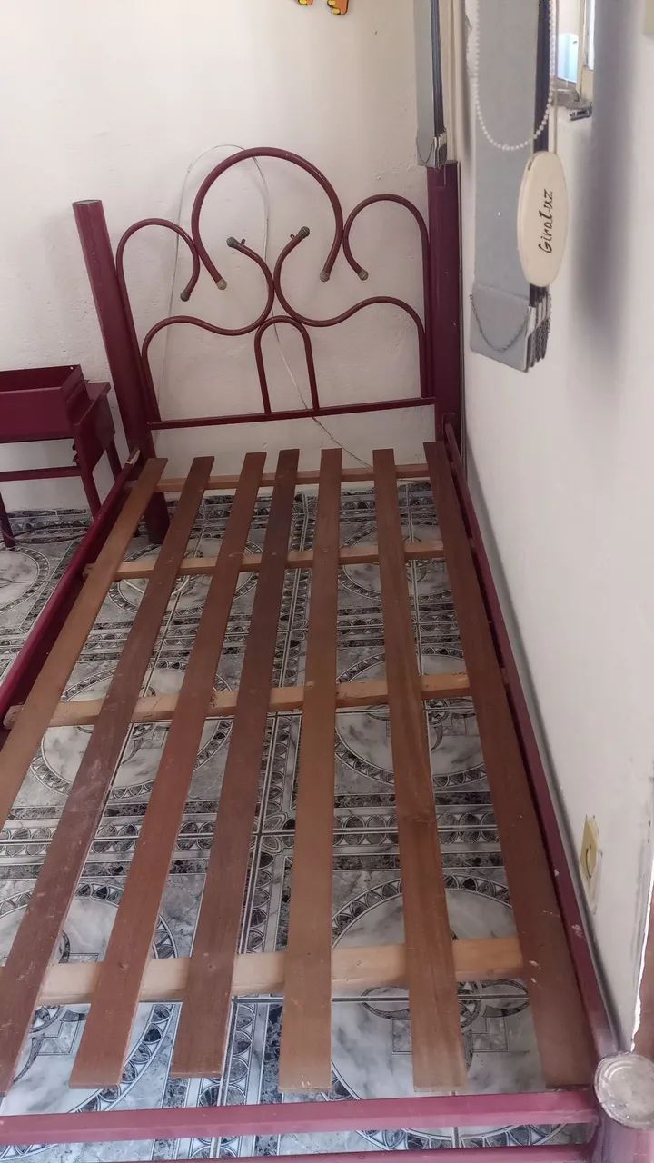 Cama de solteiro de tubo vinho