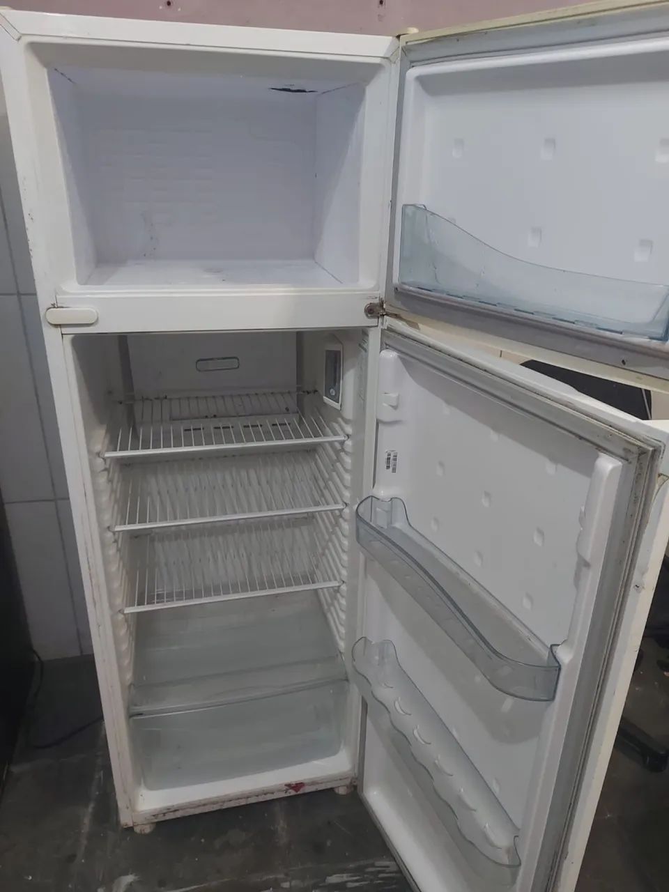Vendo geladeira funcionando perfeitamente  - Foto 2