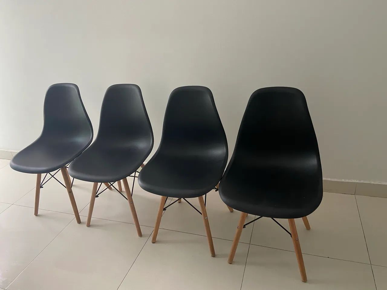 4 cadeiras pretas eames