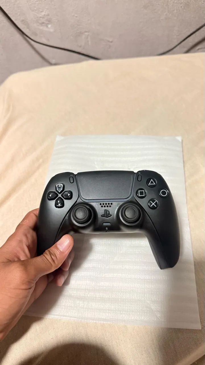 Controle de PS4 com carcaça de PS5